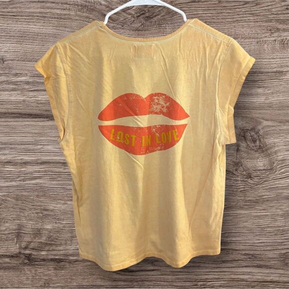 Yellow Graphic Tee with Red Lips SISTERS DEPARTMENT lost in love women’s large - Picture 1 of 4